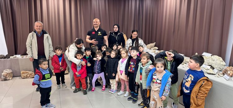 Minik Eller Kreş Ve Gündüz Bakım Evi